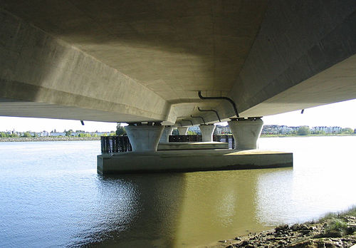 Box girder bridge